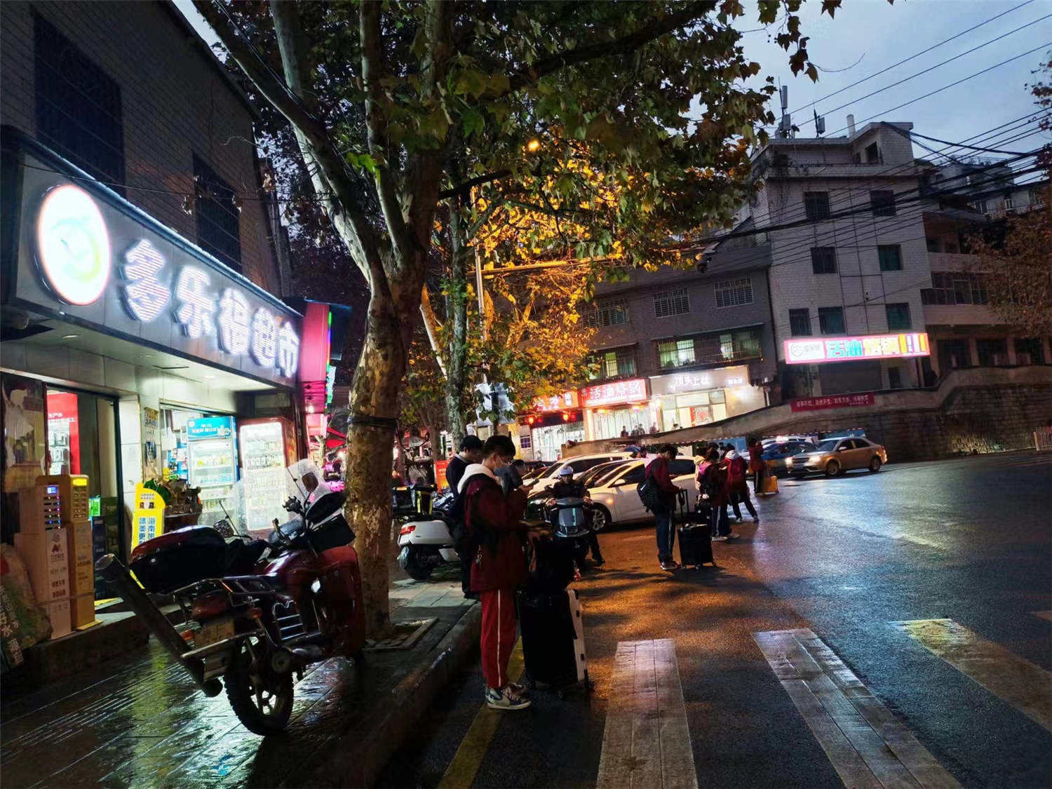 云岩区东山实验三中盈利超市转让